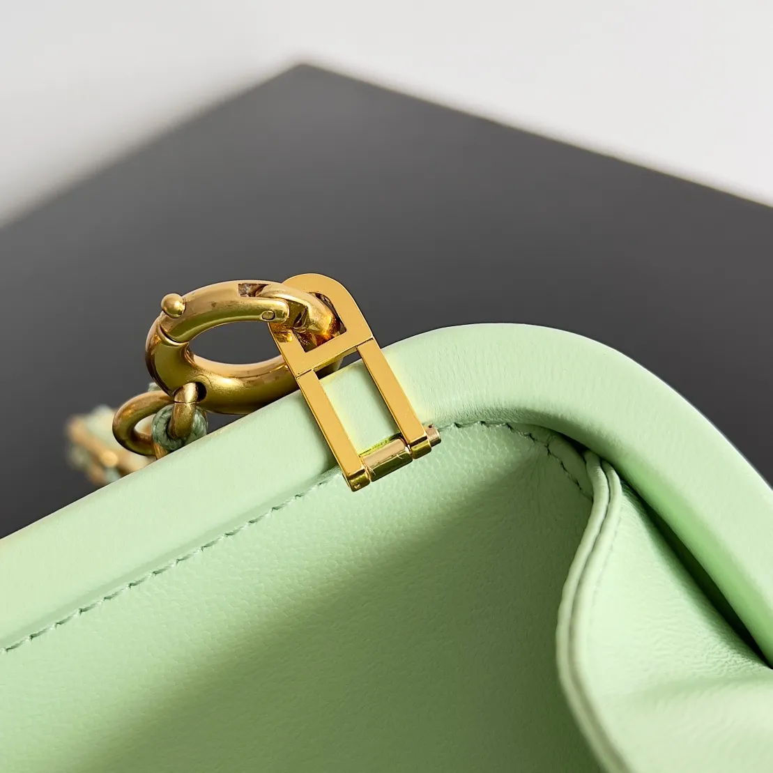Batch 2260 BOTTEGA VENETA KNOT evening bag chain version for women is now on the market! Delicate and elegant, soft and powerful, this bag is definitely a representative of intellectual women. As an evergreen model of BV, the blessing of the chain is the icing on the cake. The classic weaving once again interprets the unique craftsmanship (the chain can be disassembled separately). Style number: 776662 Size: 19*11.5*5cm